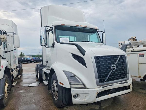 2020 VOLVO VNR