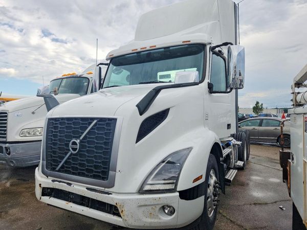 2020 VOLVO VNR