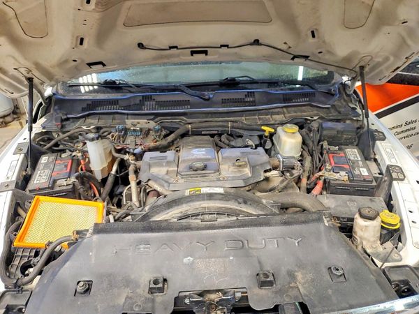 2017 RAM 5500 REG CAB CHASSIS — Engine bay