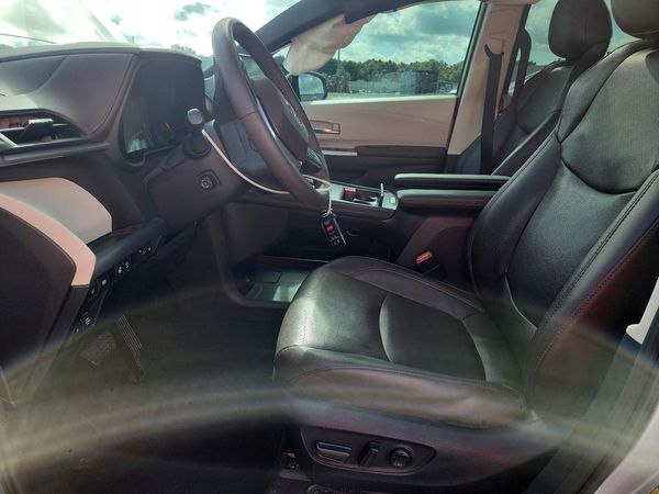 2023 TOYOTA SIENNA Platinum — DENT