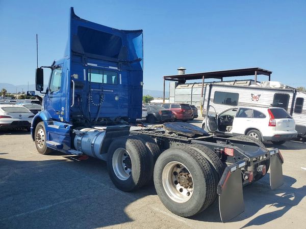 2022 VOLVO VNR