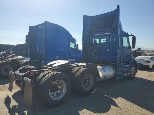 2022 VOLVO VNR