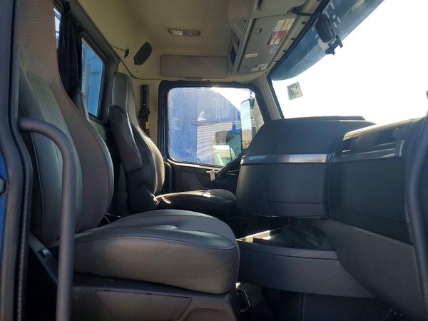 2022 VOLVO VNR