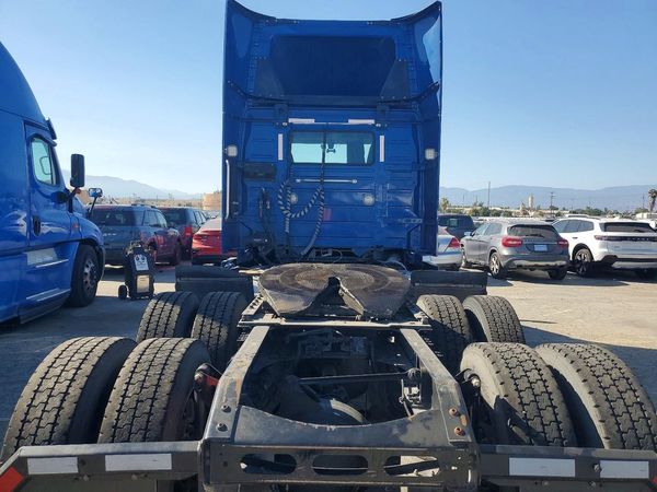 2022 VOLVO VNR