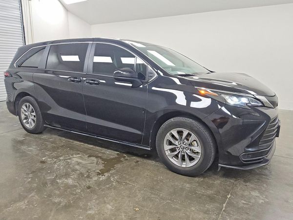 2025 TOYOTA SIENNA LE — Passenger 3/4