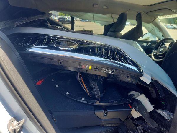 2024 VOLVO XC40 Ultimate Bright