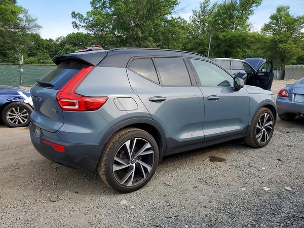 2021 VOLVO XC40 R-Design