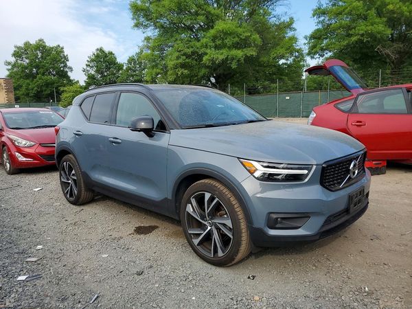 2021 VOLVO XC40 R-Design