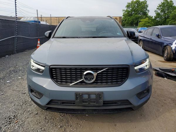 2021 VOLVO XC40 R-Design