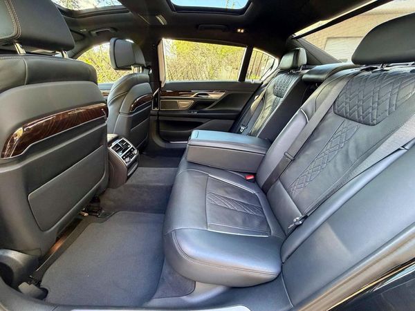 2022 BMW 740