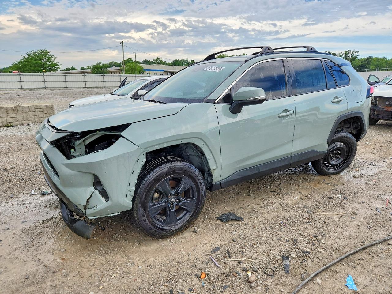 2020 TOYOTA RAV4 XLE — Front 3/4