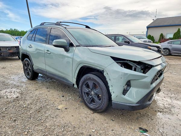 2020 TOYOTA RAV4 XLE — Passenger 3/4