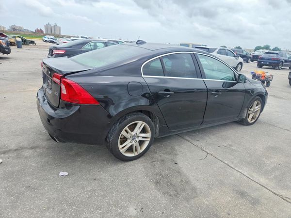 2015 VOLVO S60