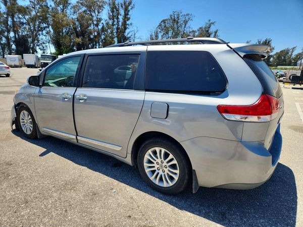 2013 TOYOTA SIENNA