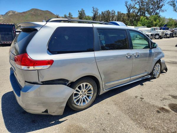 2013 TOYOTA SIENNA