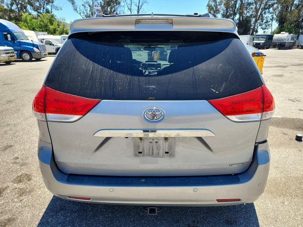 2013 TOYOTA SIENNA