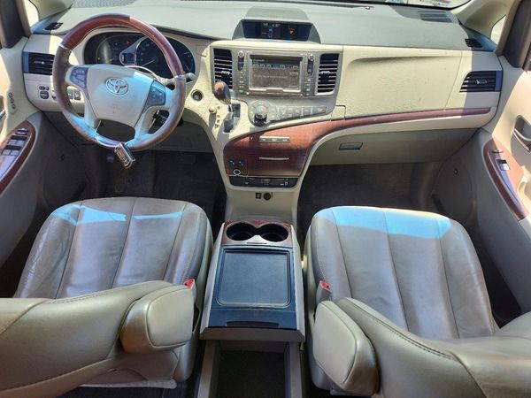 2013 TOYOTA SIENNA