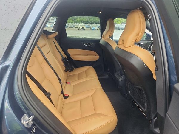 2019 VOLVO XC60 Momentum