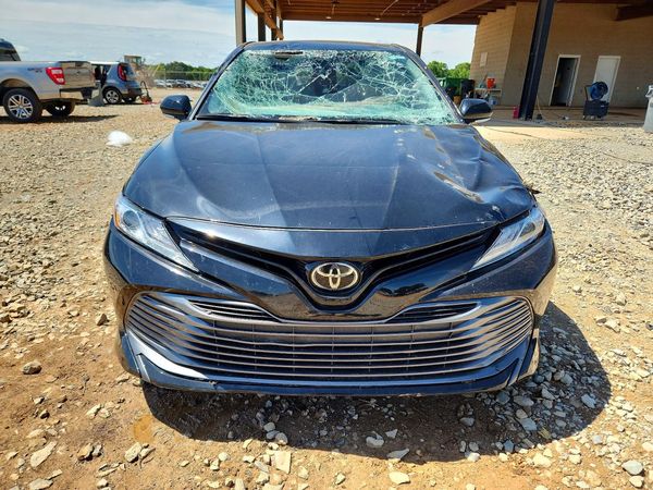 2020 TOYOTA CAMRY XLE