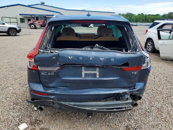 2020 VOLVO XC60 Momentum