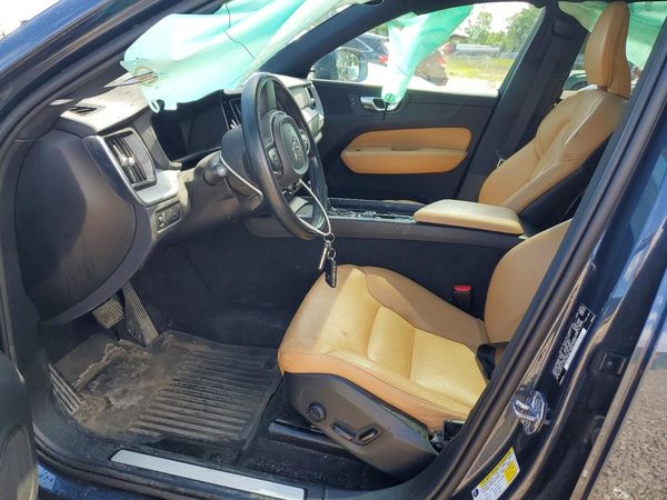 2020 VOLVO XC60 Momentum