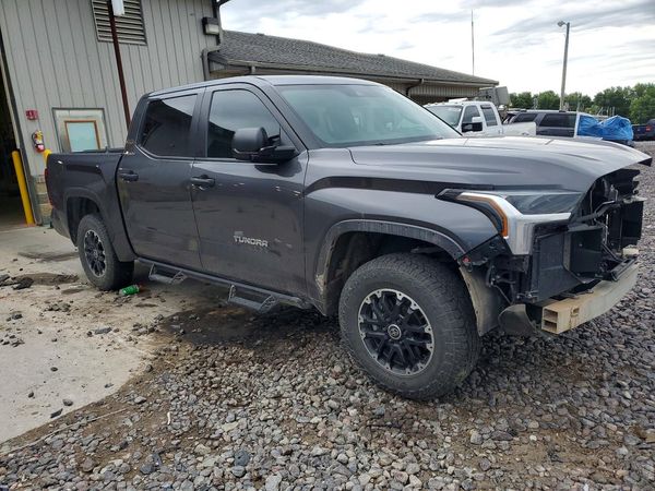 2025 TOYOTA TUNDRA SR5