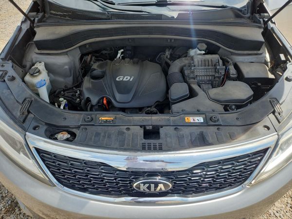 2015 KIA SORENTO GL — Engine bay
