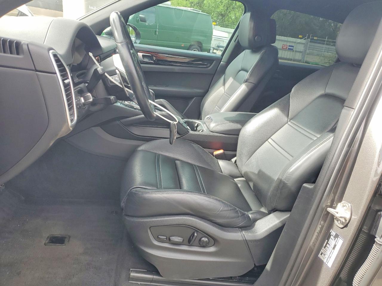 2022 PORSCHE CAYENNE Base