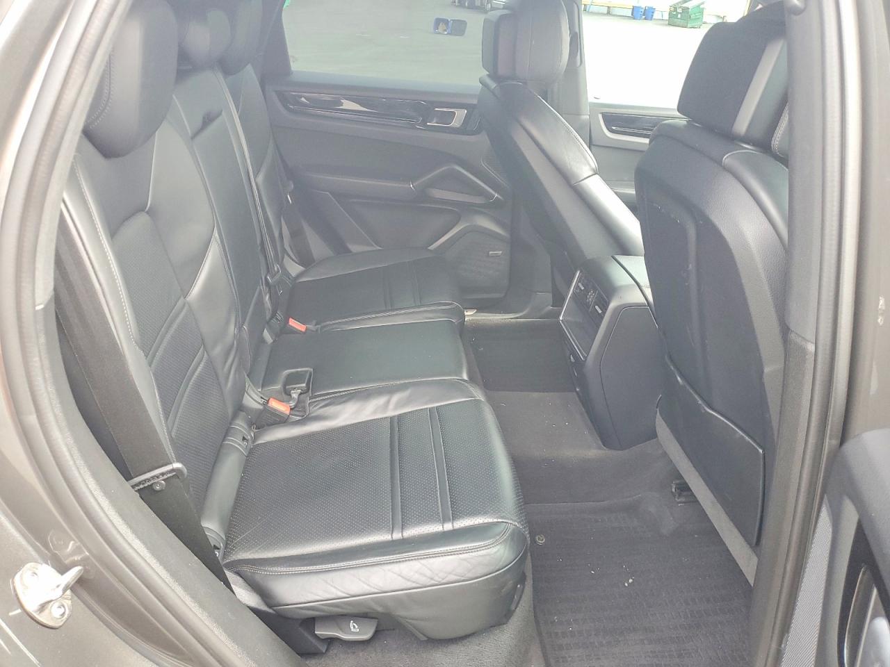 2022 PORSCHE CAYENNE Base