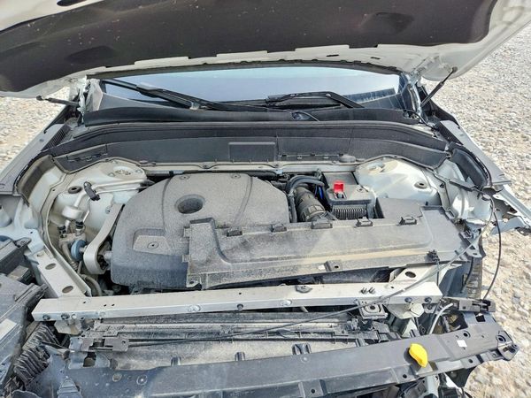 2019 VOLVO XC90 Inscription — Engine bay