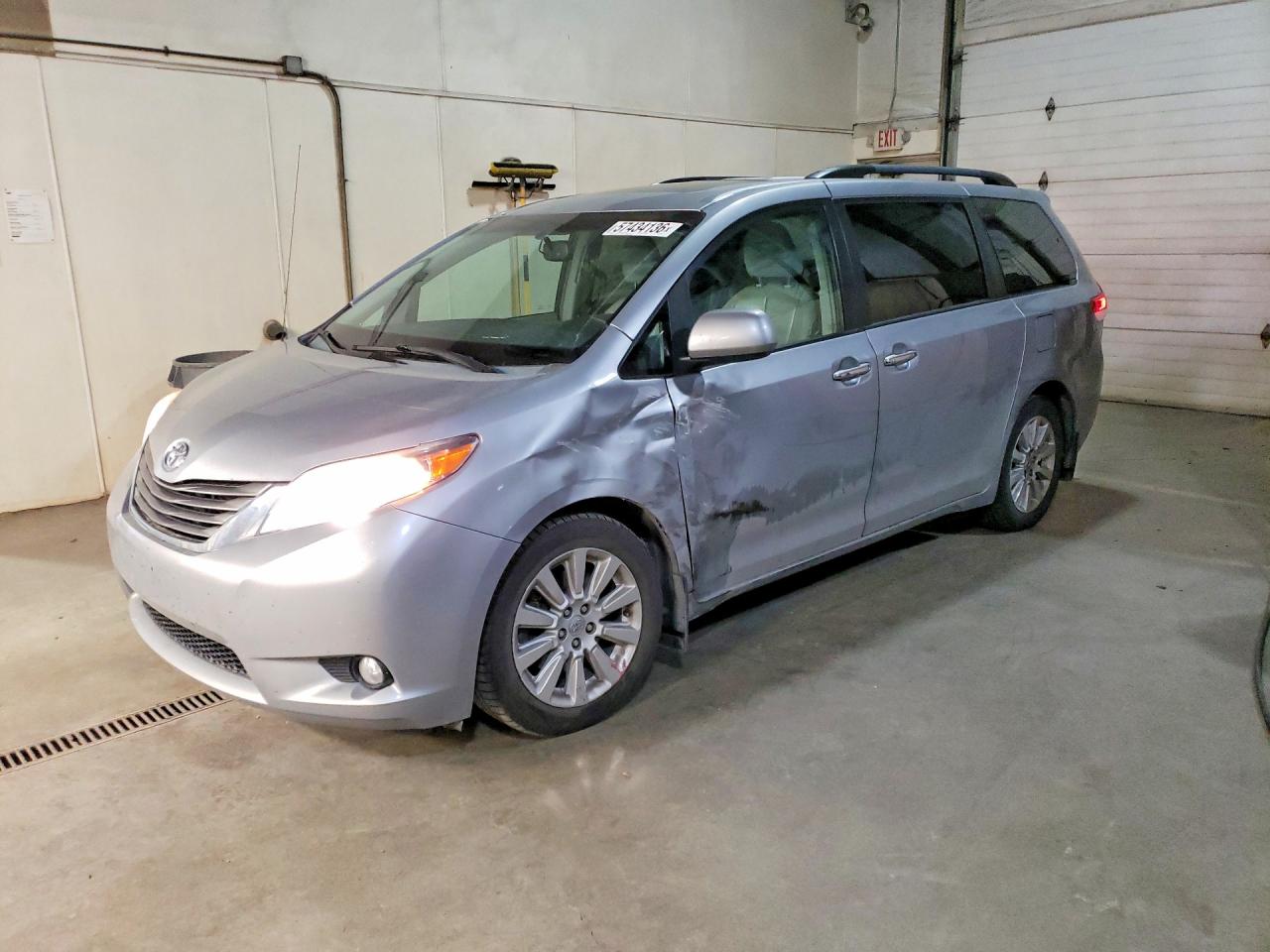 2014 TOYOTA SIENNA