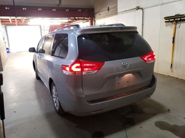 2014 TOYOTA SIENNA