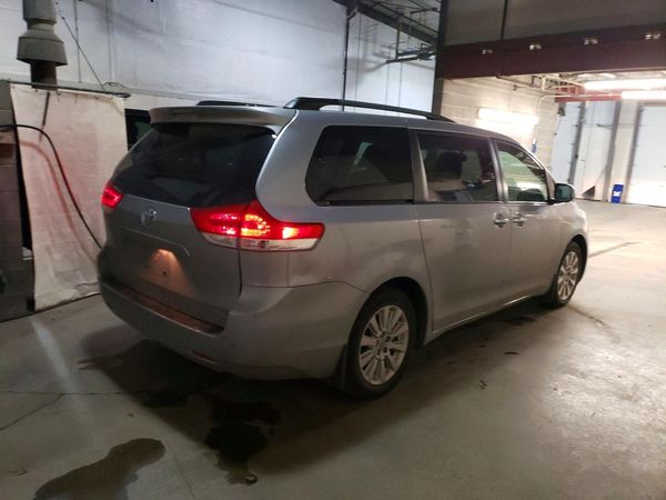 2014 TOYOTA SIENNA