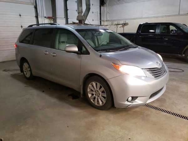 2014 TOYOTA SIENNA