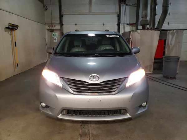2014 TOYOTA SIENNA