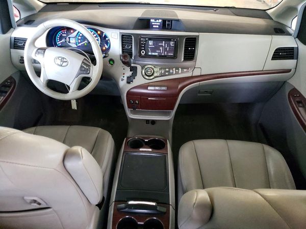 2014 TOYOTA SIENNA