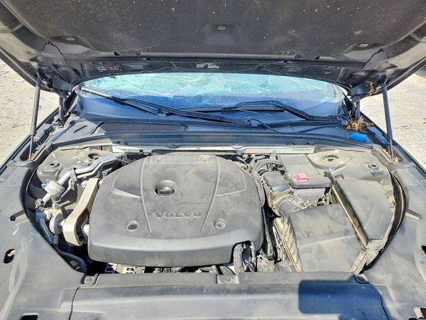 2017 VOLVO S90 Inscription — Engine bay