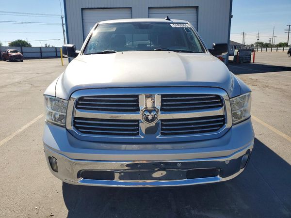 2017 RAM 1500 SLT CREW CAB 4X4