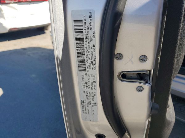 2017 RAM 1500 SLT CREW CAB 4X4