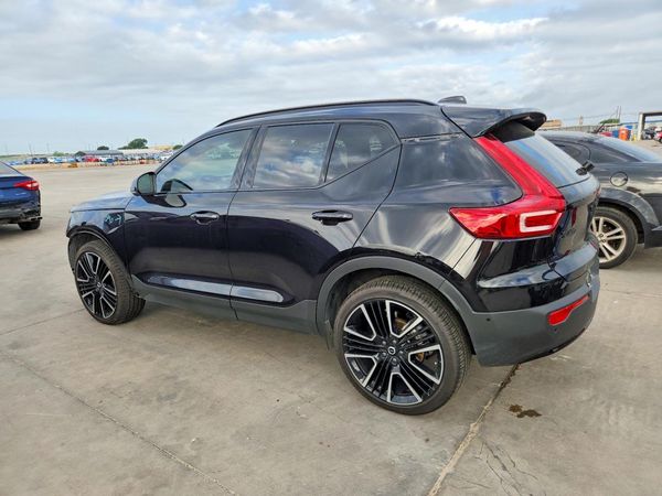 2025 VOLVO XC40