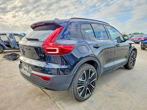 2025 VOLVO XC40