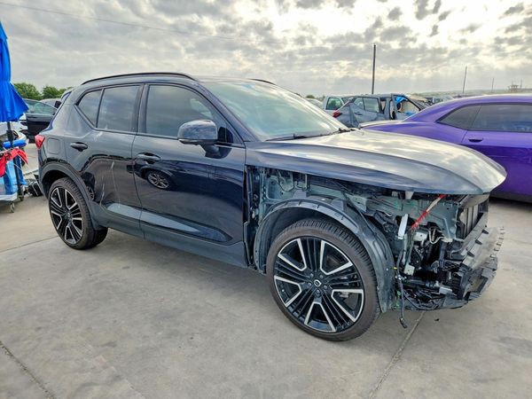 2025 VOLVO XC40