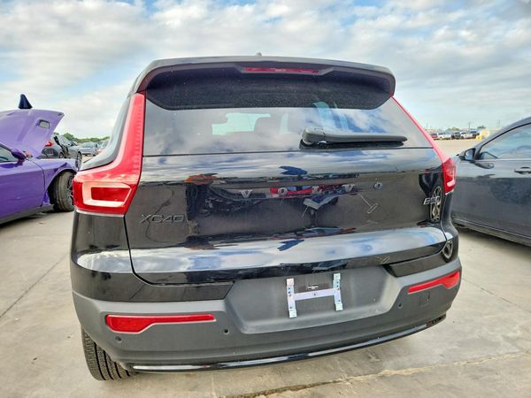 2025 VOLVO XC40