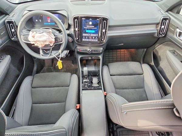 2025 VOLVO XC40