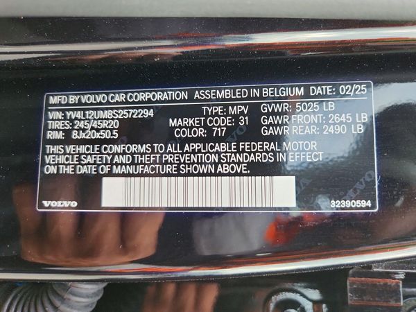 2025 VOLVO XC40