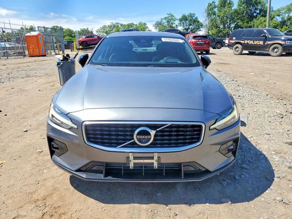2019 VOLVO S60 R-Design