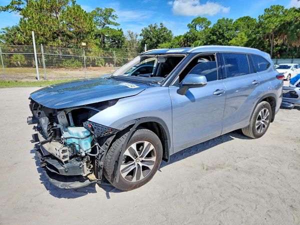 2022 TOYOTA HIGHLANDER XLE