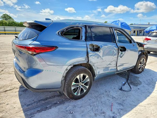 2022 TOYOTA HIGHLANDER XLE