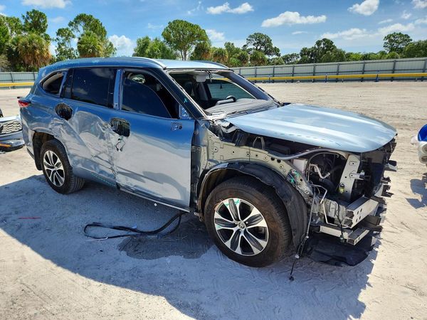 2022 TOYOTA HIGHLANDER XLE