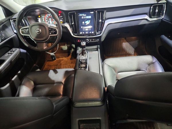 2019 VOLVO S60 Momentum